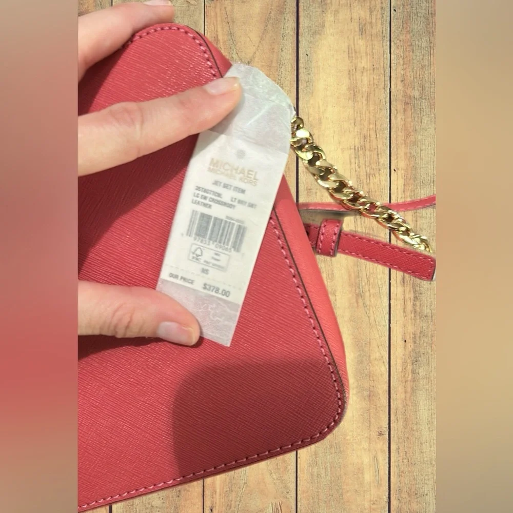 Michael Kors Pink Crossbody Bag with Sleek Design - Picture 3 of 4